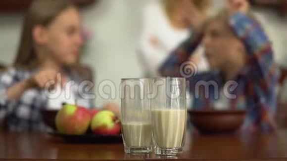 孩子们坐在厨房里吃谷类食品时胡闹男孩和女孩享受早餐重点放在视频的预览图