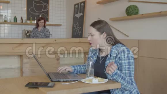 忙碌的女性it程序员在咖啡馆里工作视频的预览图
