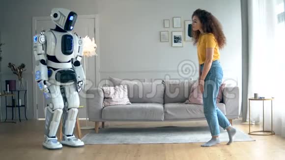 像人一样的半机械人和这位女士正在摸手智能家居概念视频的预览图