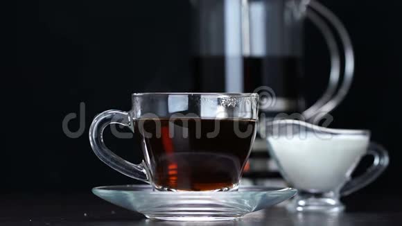 奶油倒入红热茶视频的预览图