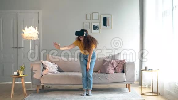 一位戴着VR眼镜的女士正在客厅里走动视频的预览图