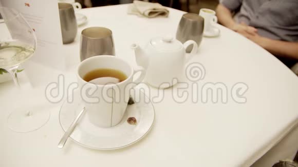 在一家很棒的法国餐馆喝一杯好茶视频视频的预览图