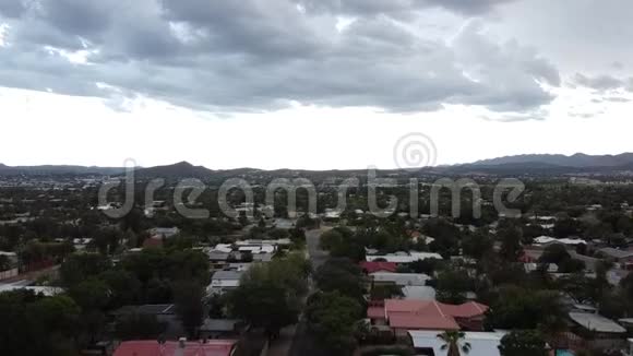 纳米比亚首都温得和克的壮丽城市景观多云的早晨视频的预览图