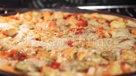 披萨是在烤箱里烤的在厨房里煮披萨比萨饼上的奶酪从烤箱热中融化关闭宏观视频的预览图