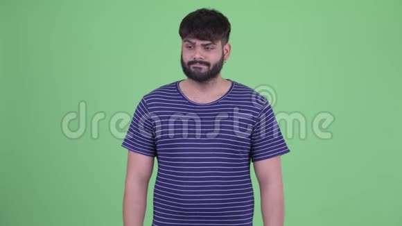 可怜的体重超重的印度男人接受采访视频的预览图