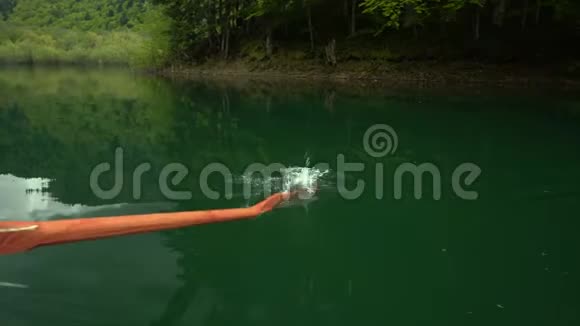 在湖中划桨打水视频的预览图
