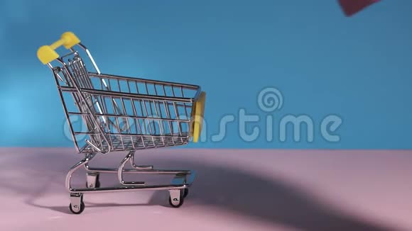 迷你购物车手放礼物利用电子商务网上购物和商业营销概念视频的预览图