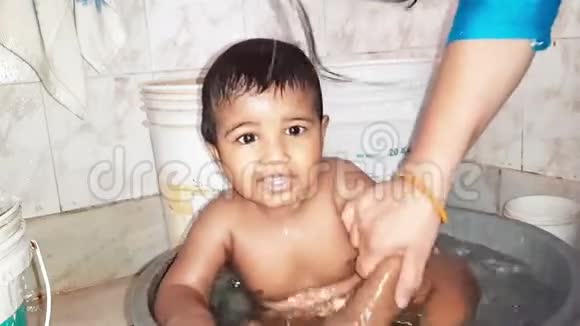 小男孩在水桶里洗澡视频的预览图