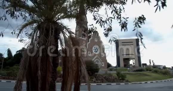 从人行道上看到的神奇基督教堂在温得和克4k视频的预览图