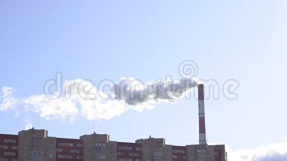 蓝天上有白色烟雾的工厂管核电站的化工厂塔楼对蓝天空气视频的预览图