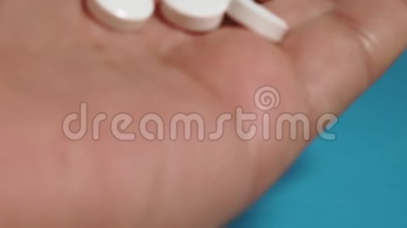 手中的特写药丸药物阿司匹林药物视频的预览图