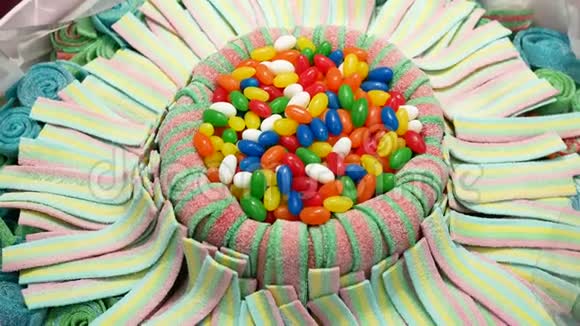 背景市场上五颜六色的抽象棉花糖和果酱食物质地视频的预览图