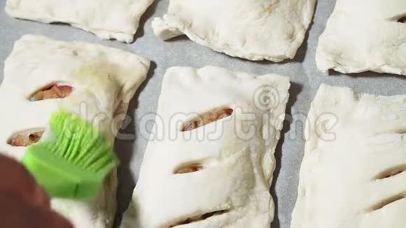 烹饪前用刷子泡芙糕点面包润滑自制蛋糕视频的预览图