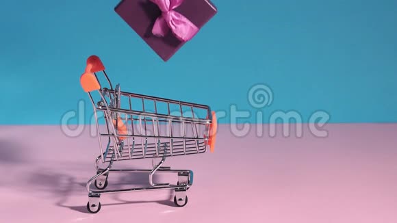 购物车购物车上有五颜六色的礼盒呈现购物的概念供文字复制空间视频的预览图