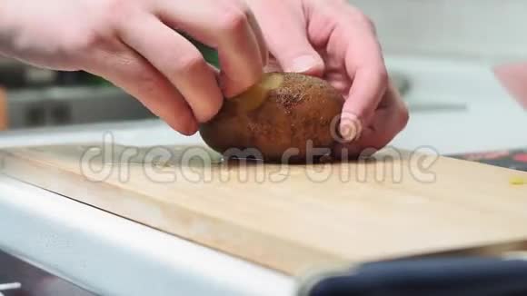 皮在木板上煮土豆煮蔬菜做沙拉视频的预览图