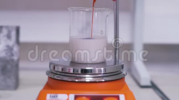实验室里的液体实验视频的预览图