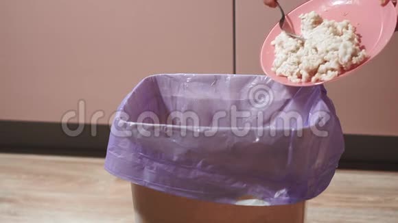 把食物扔进垃圾粥里从土耳其运来的大麦骨头变质的食物扔掉食物视频的预览图