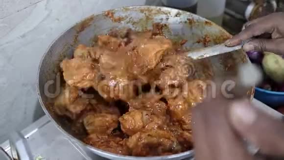 鸡肉卡沙一种印度味的辣菜用一种钢制的卡德海餐具烹制视频的预览图