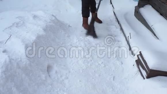 冬天在房子里除雪清理私人住宅附近的土地视频的预览图