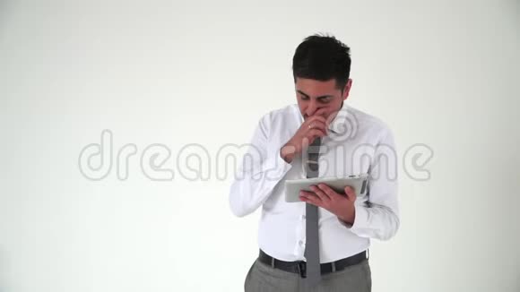 一个穿着西装的美国人一张严肃的脸在平板电脑上工作视频的预览图