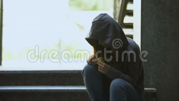 带帽衫的无家可归的年轻女性在户外吃三明治贫穷和问题视频的预览图