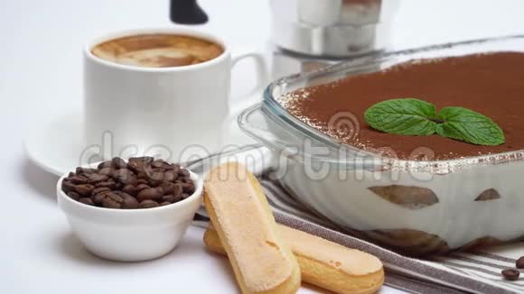 玻璃烤盘中的提拉米苏甜点萨维亚迪饼干咖啡机和一杯新鲜的浓缩咖啡视频的预览图