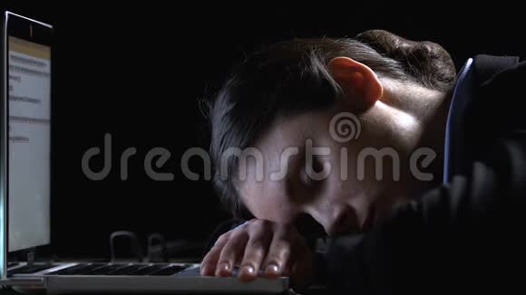 疲惫的员工睡在笔记本电脑上不规律的工作时间安排夜班视频的预览图