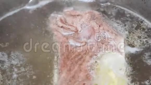 煮牛肉特写骨头上的肉在汤锅里煮煮热水视频的预览图