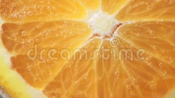水中的橙片制作甜点和果汁的多汁水果视频的预览图
