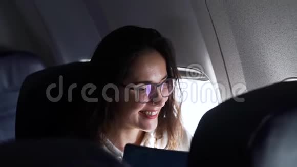 坐在飞机上微笑的女孩视频的预览图