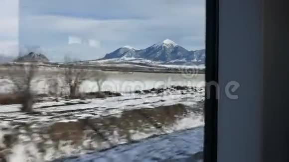 从高速列车观看美丽的风景有山丘和森林视频的预览图