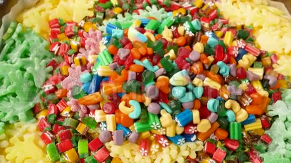 背景市场上五颜六色的抽象棉花糖和果酱食物质地视频的预览图