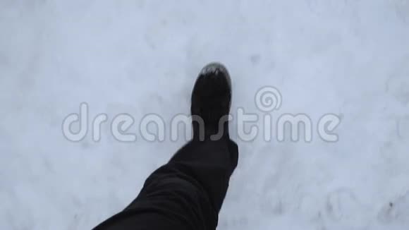 穿着黑色运动鞋的人在雪地里行走运动自由视频的预览图