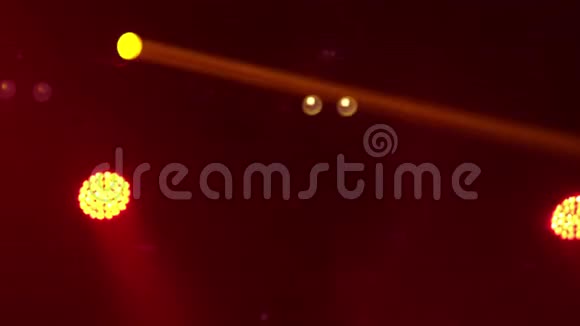 音乐会灯光和舞台上方的机器人照明系统光线背景视频的预览图