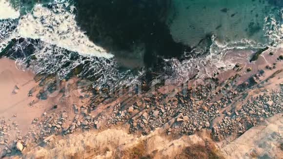 海上日出用石头俯瞰海水和海滩海岸视频的预览图