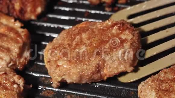 带有硬脆棕色外壳的多汁汉堡用不粘烤架在热煎锅上油炸沸腾的油溅视频的预览图