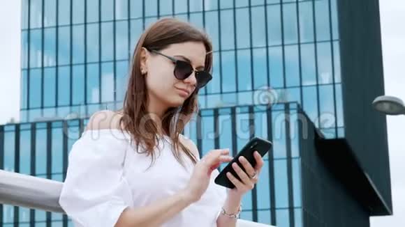 现代年轻的商务女性使用手机短信与同事聊天上网视频的预览图