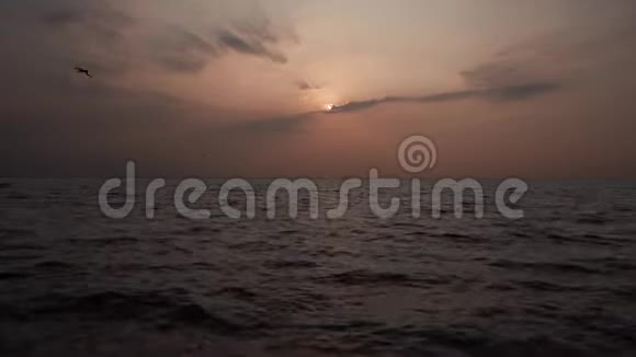 日落时分船驶过海洋视频的预览图
