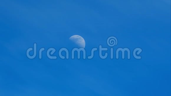 白天时光流逝月亮在蓝天的映衬下视频的预览图
