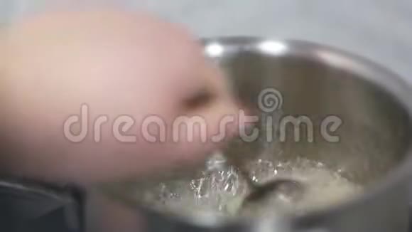 糖浆在炖锅里煮准备棉花糖视频的预览图