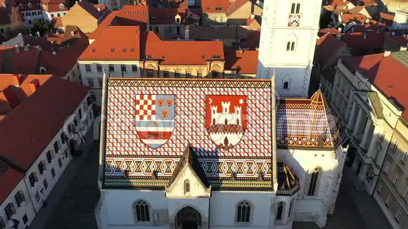 位于克罗地亚萨格勒布历史悠久的旧市中心上城区的主要广场萨格勒布背景圣马克教堂屋顶视频的预览图