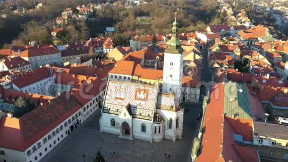 位于克罗地亚萨格勒布历史悠久的老城区中心的上城区主要广场和位于萨格勒布背景的圣马克教堂视频的预览图
