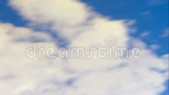 飞云在夜空中选择性聚焦延时视频的预览图