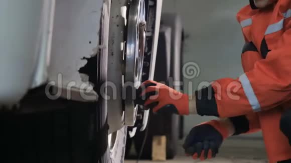 机械师用气动螺丝刀从车轮上拧下轮胎视频的预览图