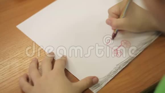 一个男孩用铅笔画一辆车视频的预览图