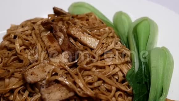 焖面和黑松露油野生蘑菇在餐厅的运动视频的预览图