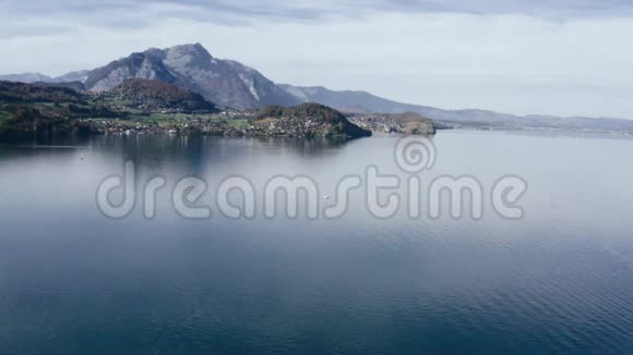 空中无人机拍摄的湖和山对天空的镜头视频的预览图