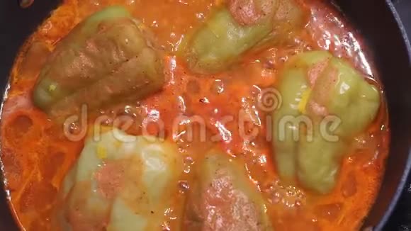 番茄酱中的甜椒特写烹饪自制食物俯视图视频的预览图