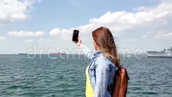 在城市海岸附近拍照的女人视频的预览图