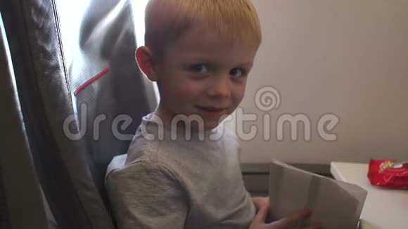 孩子在飞机上他呕吐他拿着一个特殊的包裹呕吐视频的预览图